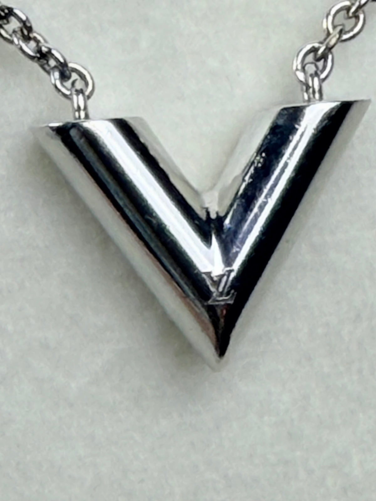 Louis Vuitton Essential V Silver-Tone Necklace M63197 - LV Pendant Designer Jewelry