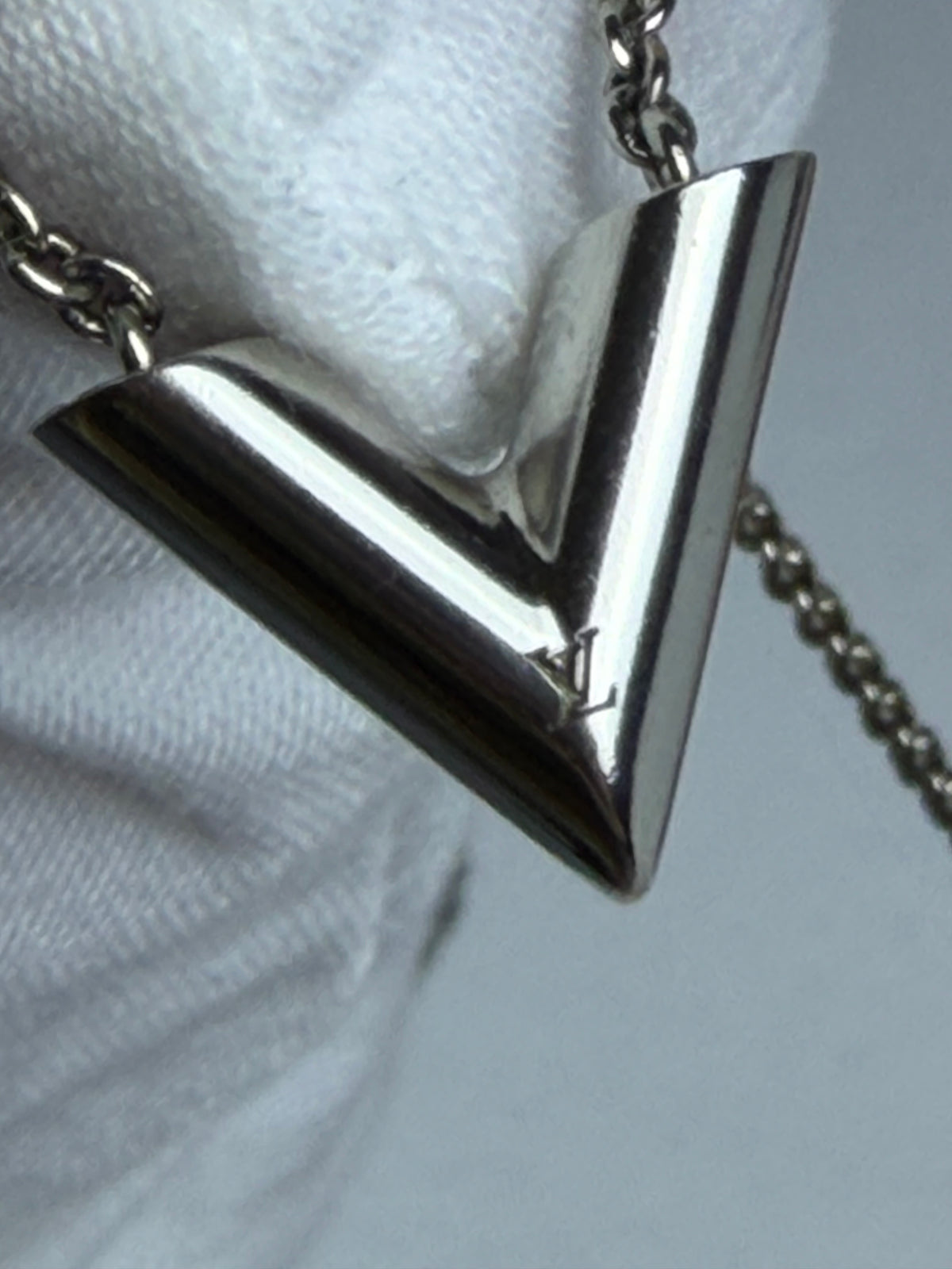 Louis Vuitton Essential V Silver-Tone Necklace M63197 - LV Pendant Designer Jewelry
