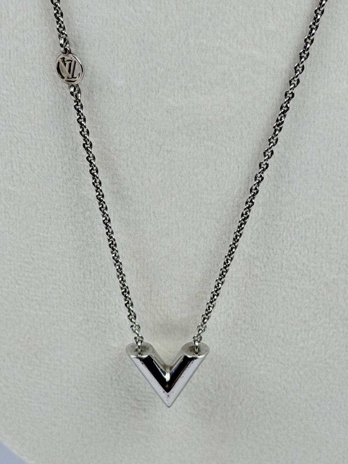 Louis Vuitton Essential V Silver-Tone Necklace M63197 - LV Pendant Designer Jewelry