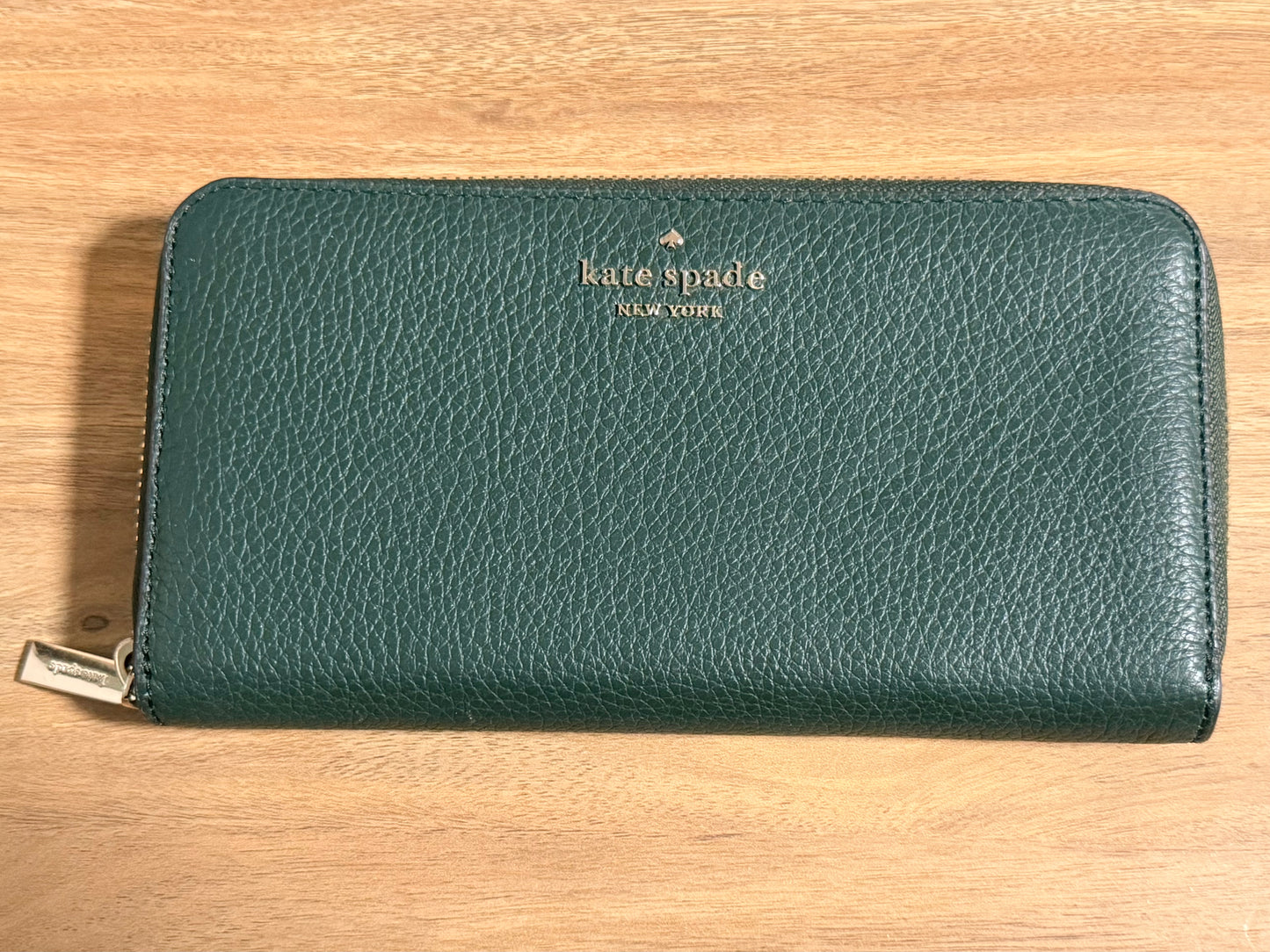 Kate Spade New York Green Pebbled  Leather Wallet w/ Zipper, Card Slots
