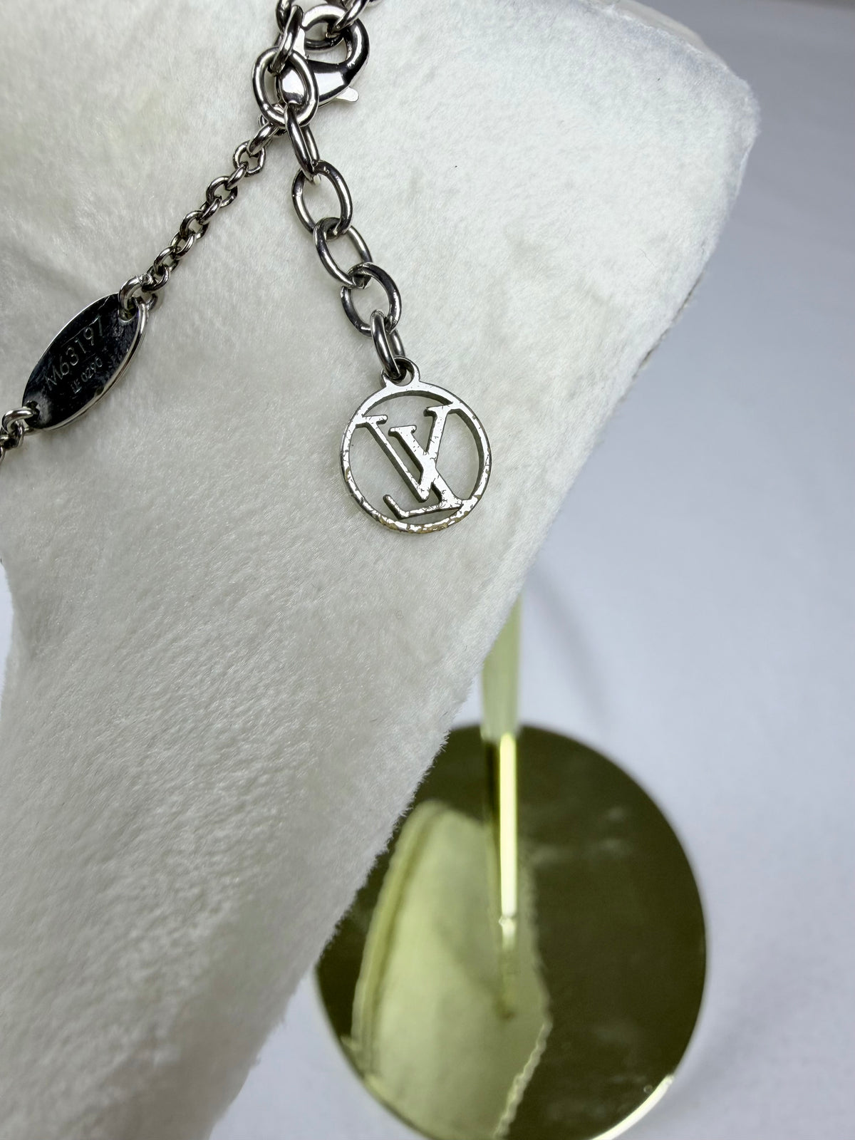 Louis Vuitton Essential V Silver-Tone Necklace M63197 - LV Pendant Designer Jewelry