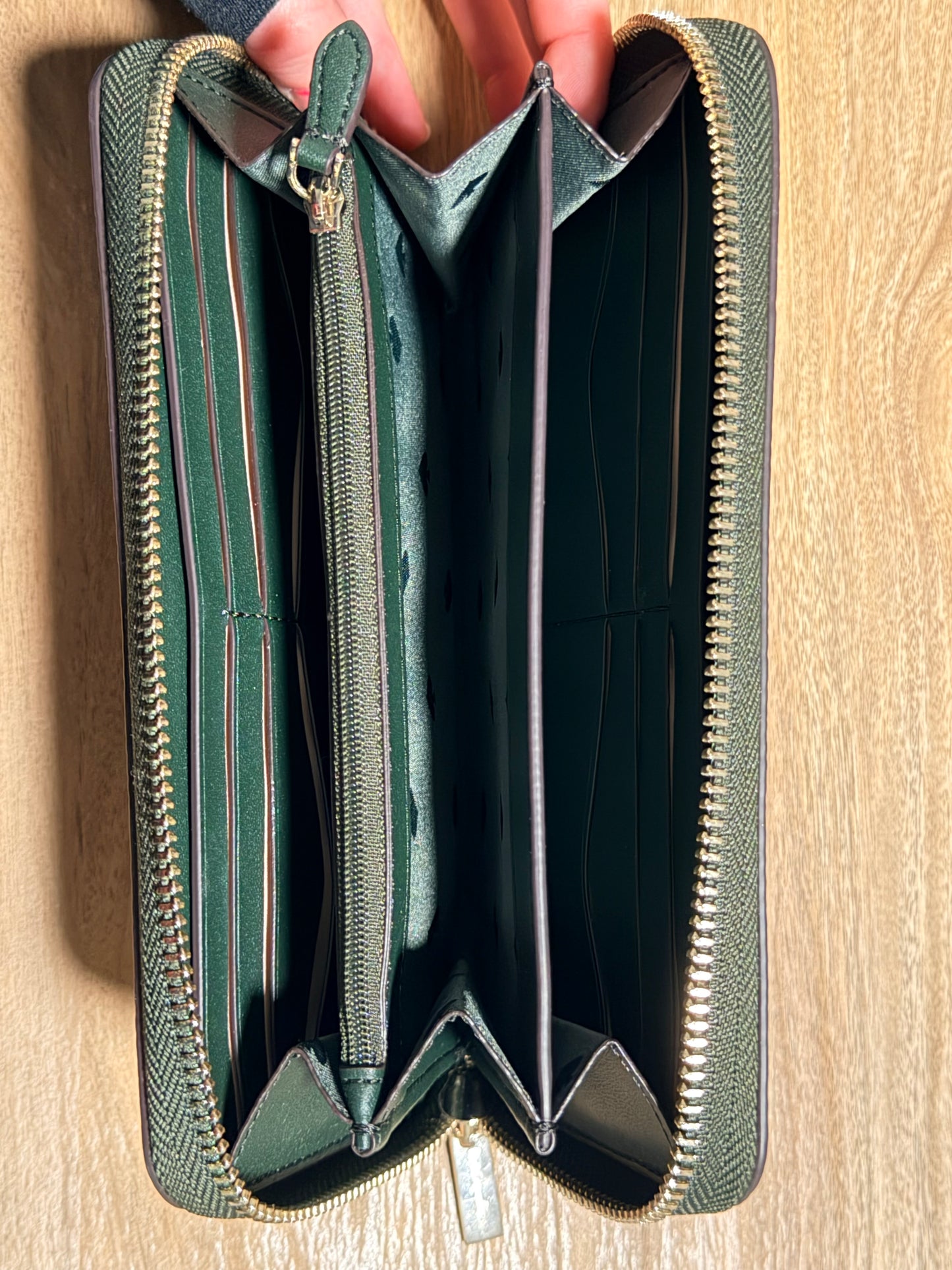 Kate Spade New York Green Pebbled  Leather Wallet w/ Zipper, Card Slots